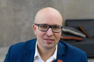 Явление «офисная жена» или «офисный муж» не носит сексуального подтекста, хотя злобные коллеги могут шипеть за спиной: «Яйца подкатывает». Человек выделяет коллегу противоположного пола, который закрывает потребность в общении. Также распространены «офисные дети» и «офисные родители» — это тоже коллеги, с которыми установились душевные отношения.