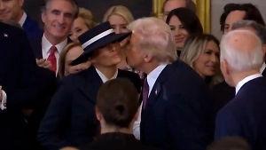 «Шляпа Шапокляк» помешала Трампу поцеловать жену Меланию на инаугурации, но он не сдался