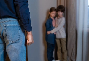 Разнорабочий из Балахны целый год заманивал к себе школьников и насиловал