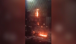 Появилось видео пожара в многоэтажке в Смоленске после атаки дронов ВСУ