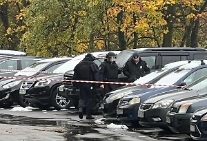 Неизвестные с ножами окружили машину депутата в Самаре, чтобы он выдал им их обидчицу