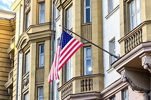 Над посольством США в Москве вновь подняли флаг по приказу Трампа