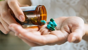 Этой «побочки» нет в инструкциях: Врач раскрыл опасность употребления таблеток с кофе и соком