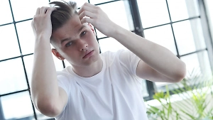 Названо 5 причин эпидемии облысения у подростков