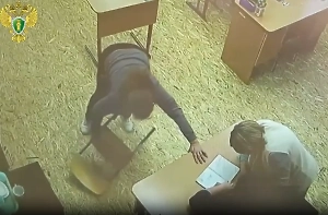 Учитель скрутила руки и едва не задушила девочку-инвалида на уроке в Чувашии