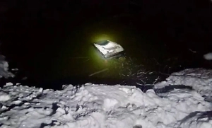 В Барнауле женщина ждала спасения на крыше провалившегося под лёд авто