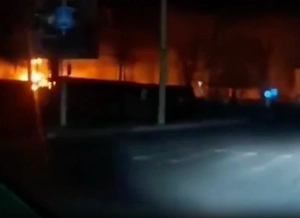 Охваченный адским огнём завод в Запорожье сняли на видео после прилёта российской ракеты