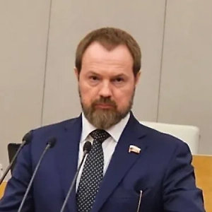 У нас, у депутатов Госдумы, эта практика уже есть. Неплохо её распространить дальше. Механизм должен быть предельно простым — можно добавить в заявление на отпуск пункт-уведомление о месте или местах отдыха. Если поездка запланирована не в рамках отпуска, а, условно, за свой счёт, уведомление всё равно должно быть, отдельным заявлением с описанием целей поездки. 