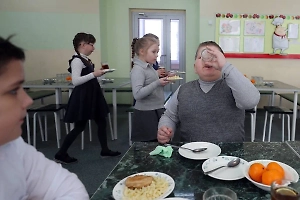 Российских школьников предложили кормить как депутатов