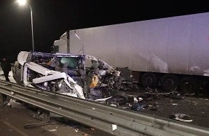 В Самарской области микроавтобус залетел под фуру, три человека погибли