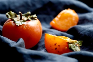 Новосибирские медики спасли переевшего хурмы пациента