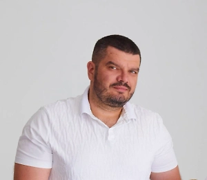 Главное — терпение. Помните, что пожилые люди часто сопротивляются не из вредности, а из-за страха, неуверенности или привычки «терпеть». Ваша задача — не заставить, а убедить. И даже если с первого раза не получится, продолжайте мягко настаивать. Здоровье близких того стоит.