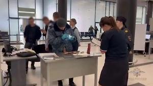Вахтовики пытались провезти 2 кг золота в банке из-под кофе через аэропорт Новосибирска