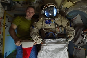 Инопланетные святки: Российские космонавты показали, как колядуют на МКС