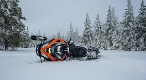 Брат и сестра перевернулись на снегоходе в Иркутской области, мальчик не выжил