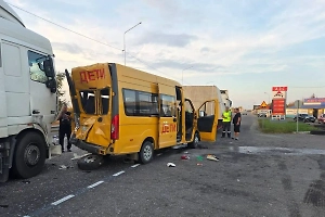 В Приморье автобус с детьми попал в жёсткое ДТП с двумя фурами, есть пострадавшие
