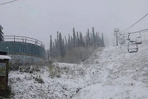 На улицах — настоящее бездорожье: Кемеровскую область засыпало октябрьским снегом
