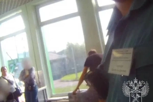 Россиянка разбила пять бутылок виски на таможне в Петербурге, не желая их декларировать