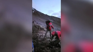 Спасатели пытаются пробиться к пропавшим на Камчатке альпинистам