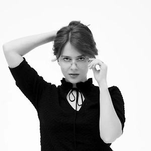 Эта дихотомия иллюстрирует, как медиа не просто транслируют политику, а активно её переопределяют.