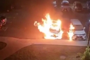 Во Владивостоке неизвестные пироманы сожгли две машины во дворе жилого дома