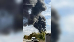 Клубы чёрного дыма поднялись в небо после мощного удара Армии России по цехам завода ВСУ