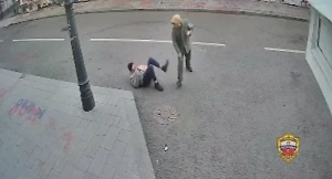 Камеры сняли нападение вооружённого «‎охотника на кабанов» на прохожих у стены Цоя на Арбате
