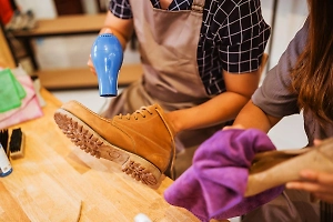 Как быстро высушить обувь после дождя, чтобы не испортить: инструкции для кожи, замши и мембраны