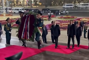 Визит Путина в Таджикистан начался с возложения венка к памятнику Исмоилу Сомони