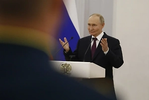 «Ковёр из цветов» и Рахмон у трапа: Life.ru снял подготовку к приёму Путина в Душанбе