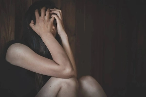 Отец изнасиловал дочь на площади на глазах у внука и явился домой с разрешения суда