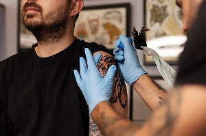 Москвича арестовали на 10 суток за «Чёрное солнце» нацистов на локте