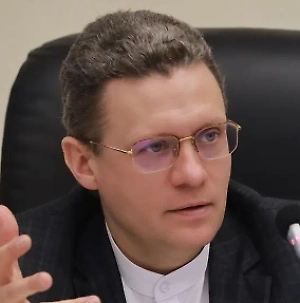 Региональная сеть алкомаркетов «Северный градус», которая до 15 октября завершит ребрендинг всех своих точек. Компания меняет название на «Каждая покупка в радость» и не только проводит замену вывесок, но и существенно корректирует ассортимент, который продаётся внутри магазинов. Алкогольная продукция в новых магазинах в общем ассортименте будет составлять не более 20% от всей группы товаров.