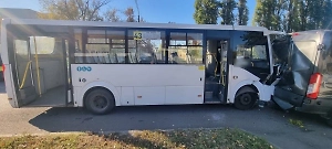 ДТП в Воронеже: Шесть пассажиров автобуса увезли в больницу после тарана фургона