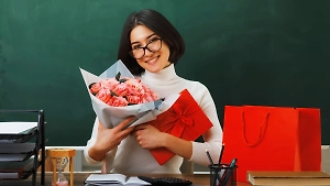 Что подарить на День учителя в 2025, году чтобы не попасть впросак: 15 лучших вариантов