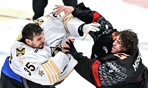 Вратари ХК Авангард и Адмирал устроили драку в середине матча