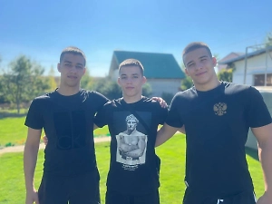 22-летний неадекват изрезал ножом братьев-борцов на улице в Саратове