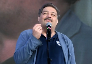 Суд наложил арест на две московские квартиры писателя Дмитрия Быкова*