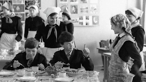 Школьные обеды в СССР: Те самые любимые блюда из началки, которые помнят все