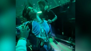 Фанат напал на Билли Айлиш на концерте в Майами, певица ударилась об ограждение