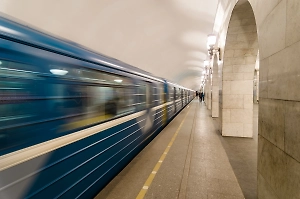 Пьяная компания устроила драку на платформе метро в Петербурге