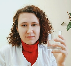 Если говорить про человека со склонностью к заболеваниям пищеварительной системы или даже уже с заболеванием хроническим, но в стадии ремиссии, то такая еда точно не должна употребляться. В период обострения это может усилить воспалительный процесс, увеличить по времени ситуацию обострения и мешать переходу в ремиссию. Уксус в целом повышает кислотность желудочного сока, создавая агрессивную среду.