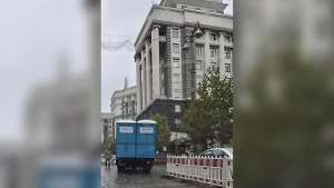 В здание правительства Украины завезли биотуалеты на фоне блэкаута
