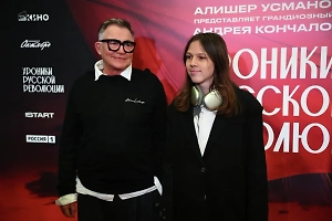 «Остальные с мамой»: Дибров после развода появился на премьере вместе с 15-летним сыном