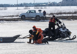 В Якутии снегоход с людьми провалился под лёд, два человека погибли