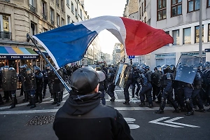 «Макрон, уходи!»: В Париже прошли массовые протесты против властей
