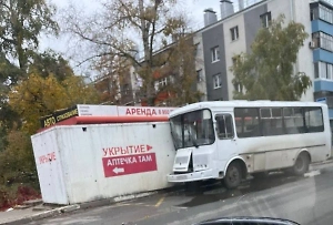 В Белгороде пассажирский автобус протаранил укрытие на случай атаки ВСУ