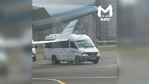 Самолёт пробил крылом микроавтобус в аэропорту Иркутска