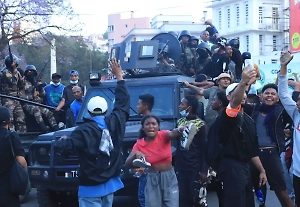 Президент Мадагаскара назвал попыткой госпереворота охватившие страну протесты