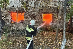 Административное здание загорелось в Дагестане, площадь пожара 1,8 тыс. кв. м